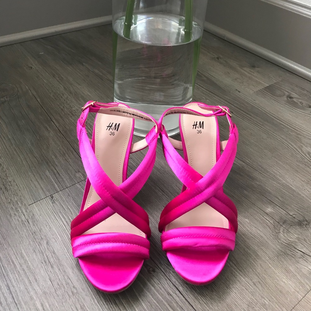 Hot pink strappy heels 🌸